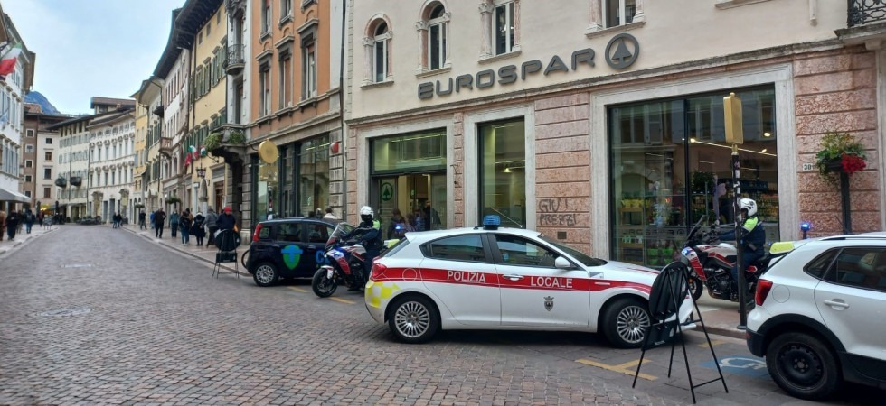 Colpisce la guardia giurata del supermercato tentando la fuga con la merce rubata: arrestato un 27enne in centro a Trento